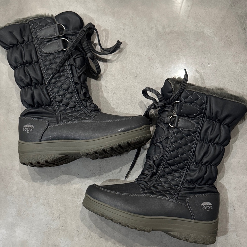 Totes Quilted Black Winter Boots with Fur Trim
